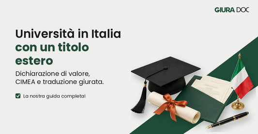 Tocco accademico, diploma arrotolato e cartella con documenti per l'iscrizione a un'università italiana con un titolo estero